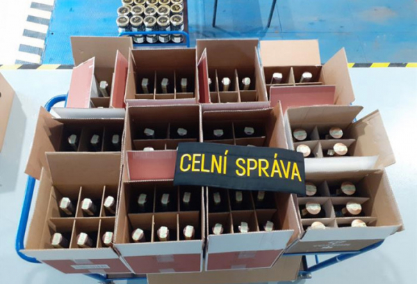 Plzeňští celníci odhalili při kontrole vozidla nelegálně přepravované cigarety, tabák do vodních dýmek a alkohol