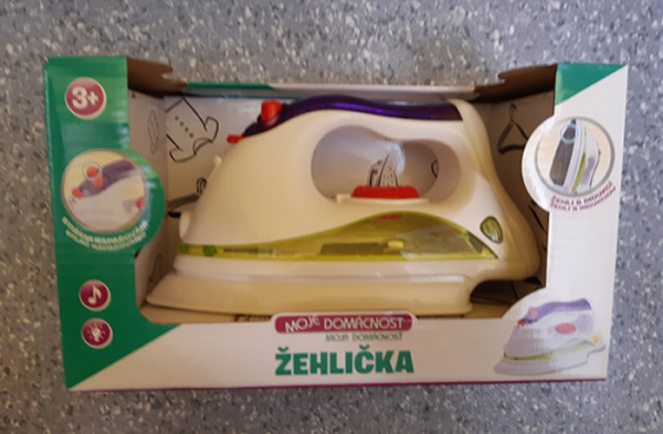 Česká obchodní inspekce zakázala na trhu hračku na baterie - žehličku SPARKYS