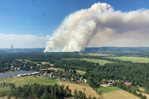 V životě jsme neviděli nic většího, popisují požár v NP České Švýcarsko vojáci, kteří jej pomáhají hasit