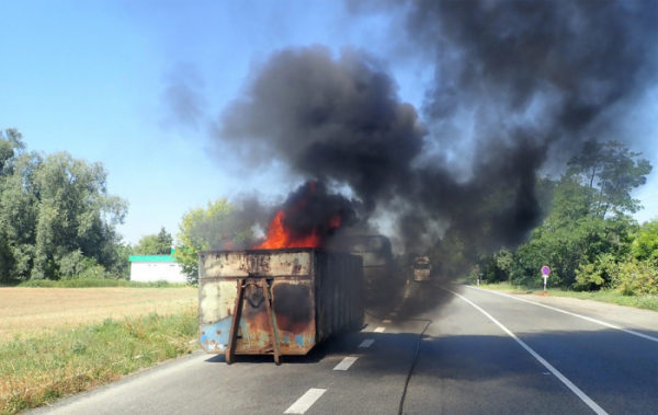 U Tlumačova došlo k požáru kontejneru s odpadem, řidič duchapřítomně odpojil přívěs
