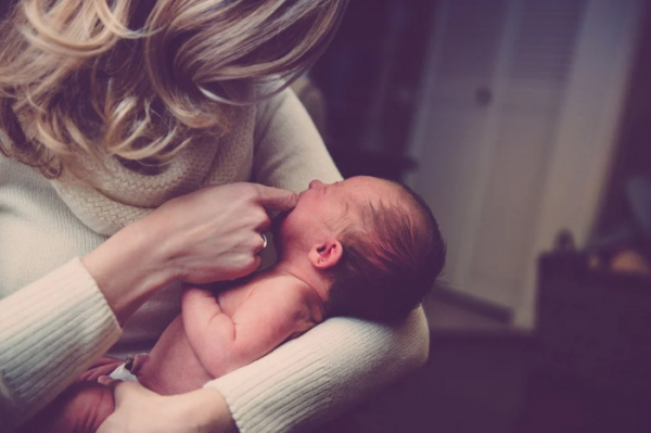 Vliv předčasných porodů a porodů císařským řezem na kvalitu mateřského mléka