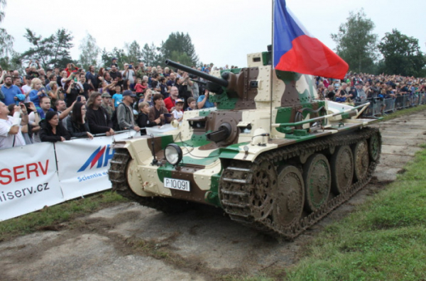 Tisícům diváků předvedl Tankový den v Lešanech desítky bojových vozidel