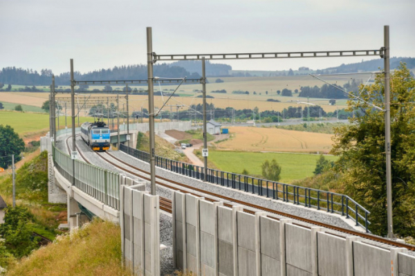 Na jihu Čech se zprovozňuje další nový úsek IV. železničního koridoru mezi Doubím a Soběslaví