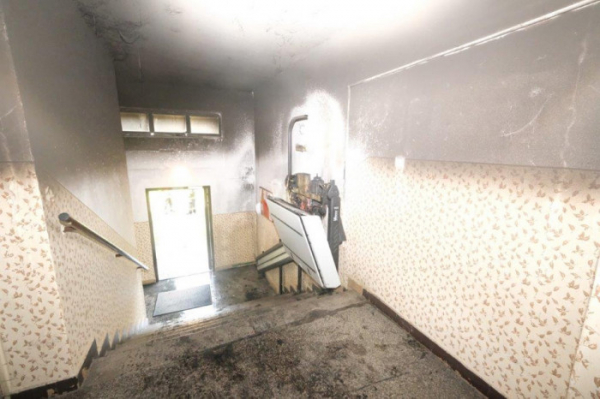 Hasiči zasahovali u požáru schodištní plošiny pro vozíčkáře v karvinském domě, 6 osob museli evakuovat