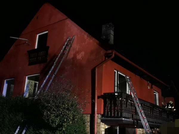 Netěsnící komín způsobil rozsáhlý požár rodinného domu na Berounsku, škoda je čtyři miliony