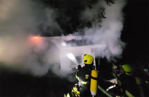 Hasiči při likvidaci požáru chaty v Kamenném Přívozu nalezli tělo