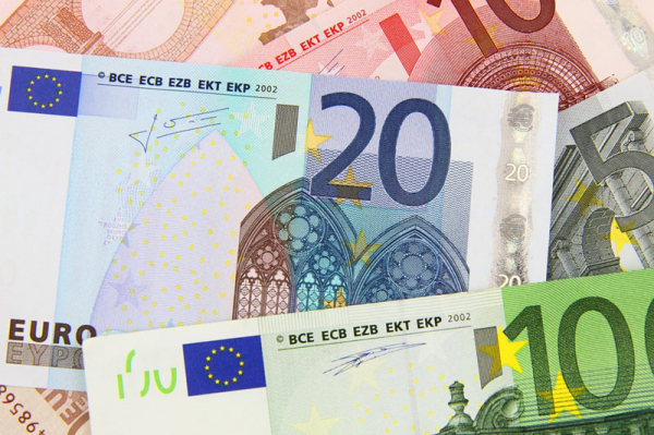 Evropská komise navrhuje urychlit zavádění okamžitých plateb v eurech během deseti vteřin