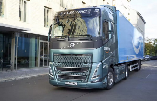 Volvo dodává zákazníkům elektrická nákladní vozidla s bezfosilní ocelí