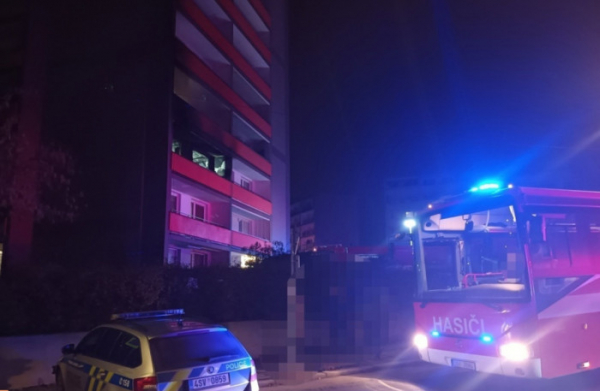 Při nočním požáru panelového domu ve Slaném bylo evakuováno téměř osmdesát osob