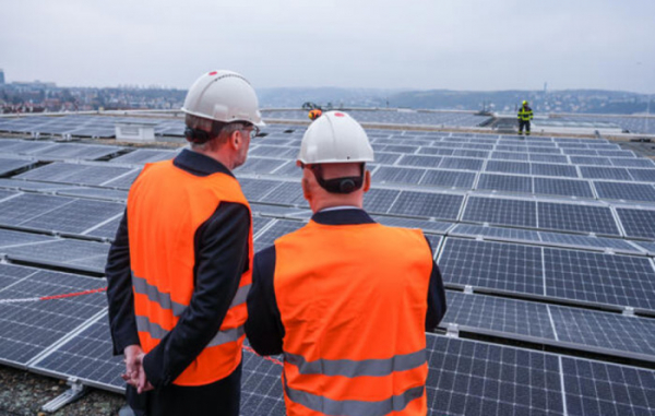 Na střeše KCP vzniká největší fotovoltaická elektrárna v centru Prahy, navštívil ji i premiér Fiala