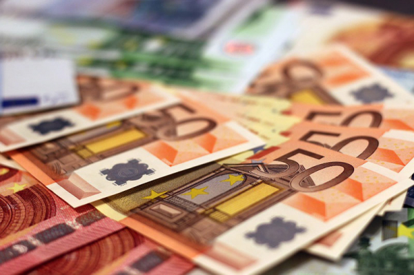 Vláda přijala společné doporučení MF a ČNB zatím nestanovit datum přijetí eura