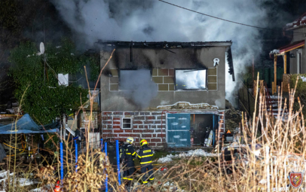 Hasiči našli při likvidaci požáru chaty v Dolní Lhotě u Ostravy dvě ohořelá lidská těla