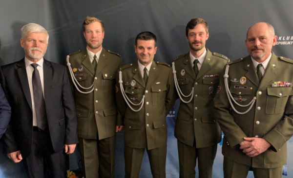 Leteckými sportovci roku jsou parašutisté Dukly. Cenu jim předal zvolený prezident Petr Pavel