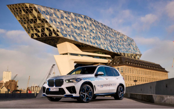 BMW Group uvádí do reálného provozu vodíkové automobily