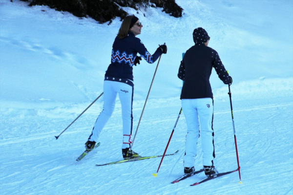 Znáte Březnové hory? Reklamní kampaň CzechTourism motivuje lidi k lyžování i na jaře