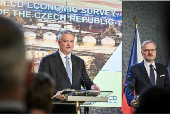 Předseda vlády Fiala a generální tajemník OECD představili v Praze Hospodářský přehled pro ČR 2023