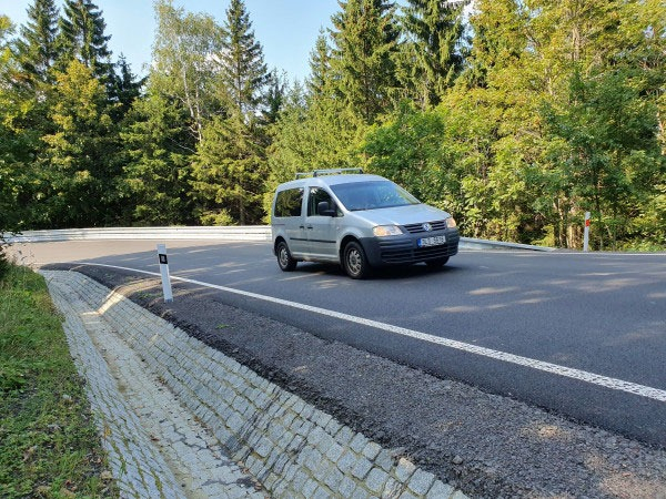Rekonstrukce silnice z Výpřeže do Světlé pod Ještědem skončila, řidiči tam mohou projet po novém povrchu