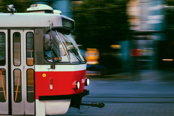 V Olomouci přivřela tramvaj seniorce nohu a rozjela se, žena po pádu pod ní na místě zemřela