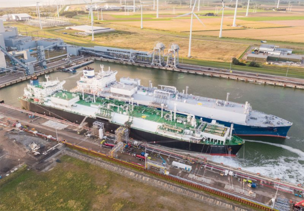 LNG terminál v nizozemském Eemshavenu slaví rok. Přijelo do něj 21 lodí s plynem určeným pro Česko