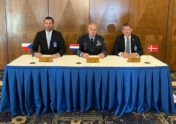 Česko, Dánsko a Nizozemsko podepsaly v Ramsteinu dohodu k dodávkám zbraní na Ukrajinu