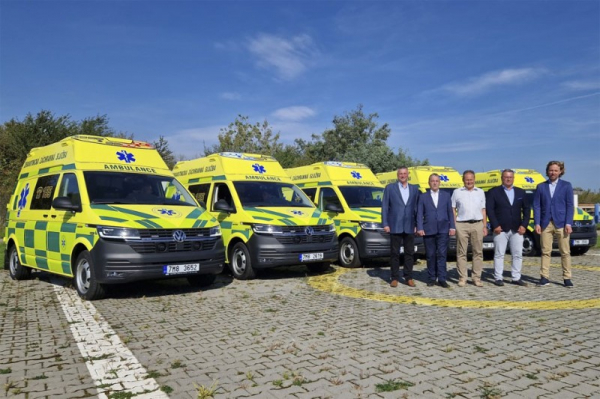 Olomoucký kraj převzal dalších pět nových sanitek určených pro Zdravotnickou záchrannou službu