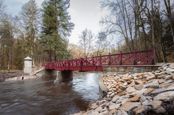 Na Náchodsku v Babiččině údolí Lesy ČR znovu postavily Červený most přes Úpu