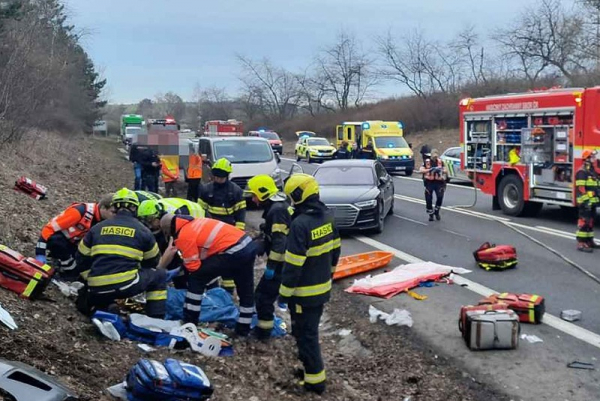 U obce Bystřice na Benešovsku se srazila čtyři osobní auta, deset osob se zranilo