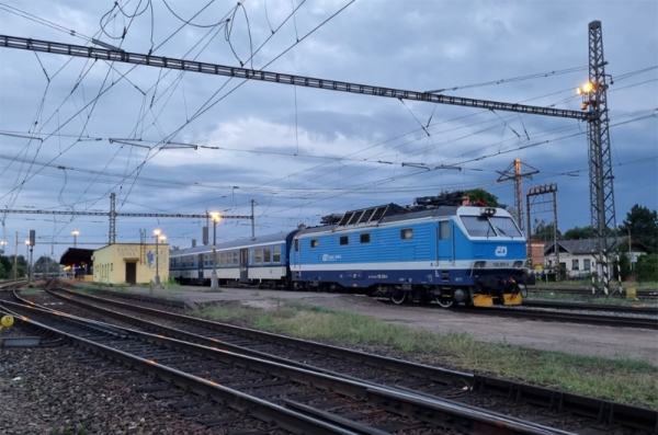 Kutná Hora o polozastávkové vlaky nestojí, chce rychlé spojení s Prahou