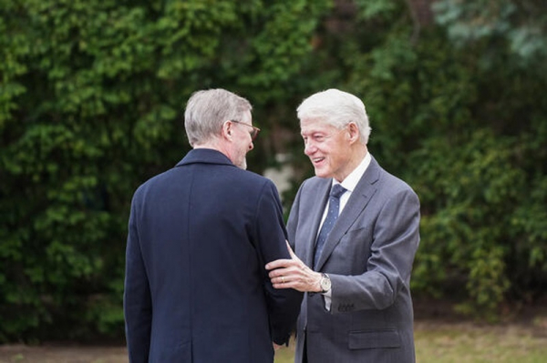 Premiér Fiala se setkal s bývalým prezidentem USA Billem Clintonem