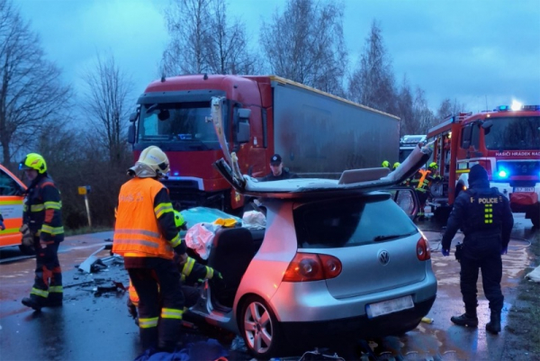 Čelní střet osobního vozidla s kamionem u Hrádku nad Nisou si vyžádal dvě zranění