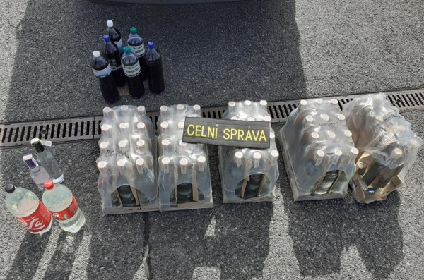 Jihočeští celníci zadrželi dodávku převážející 70 litrů nezdaněného alkoholu